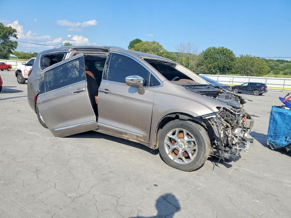 2017 CHRYSLER PACIFICA LIMITED 4