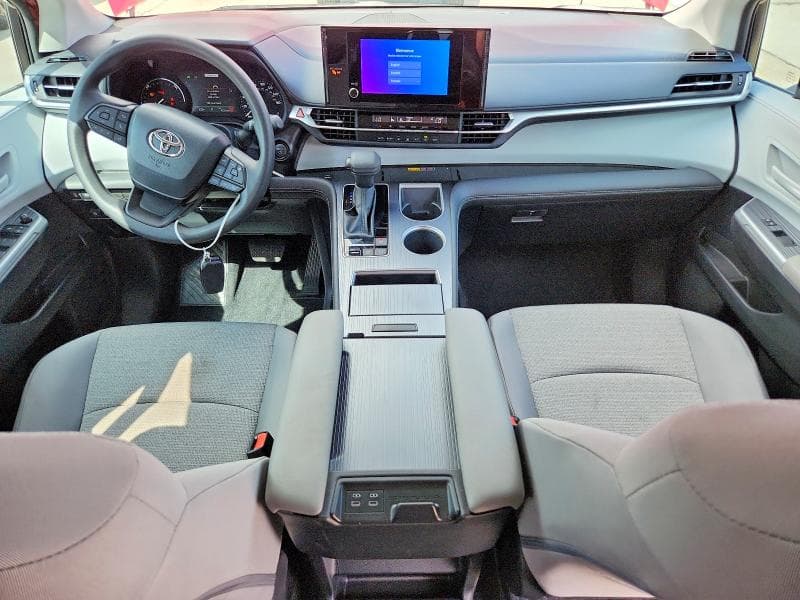 2026 TOYOTA SIENNA LE 8