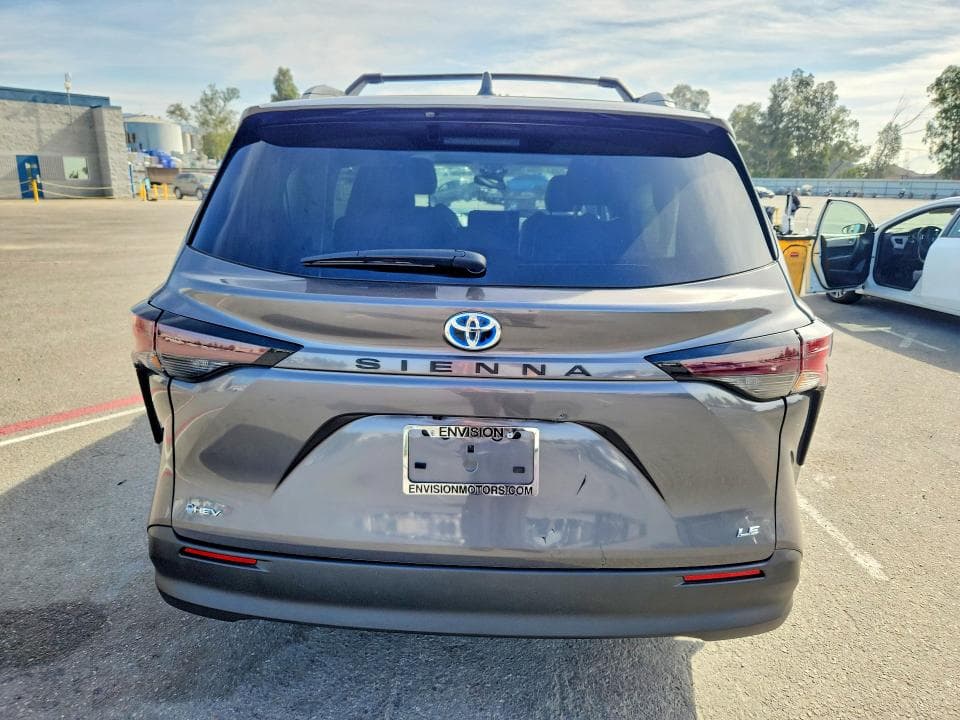 2025 TOYOTA SIENNA LE 6