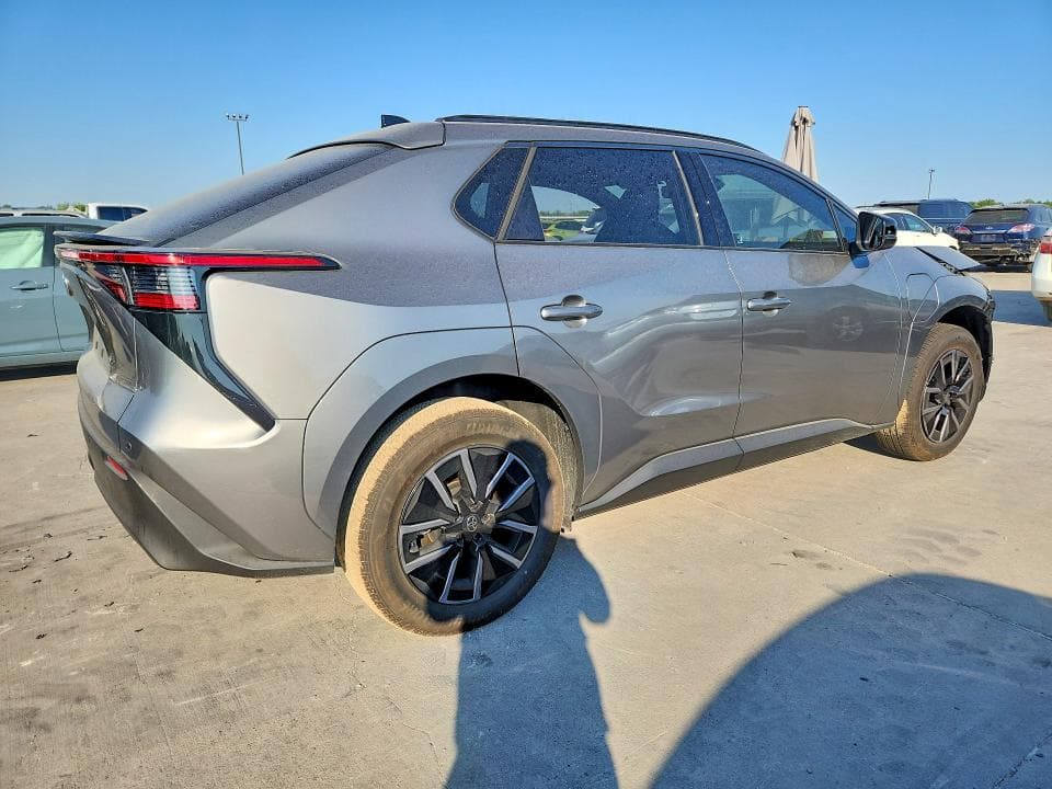 2026 TOYOTA BZ XLE 3