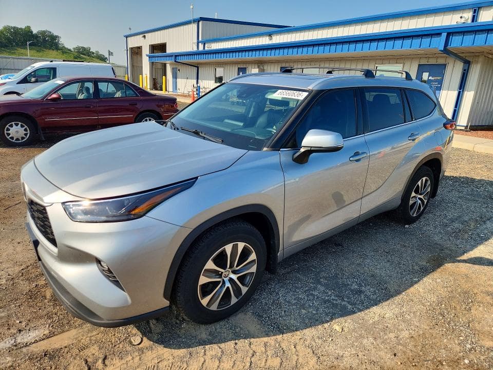 2022 TOYOTA HIGHLANDER XLE