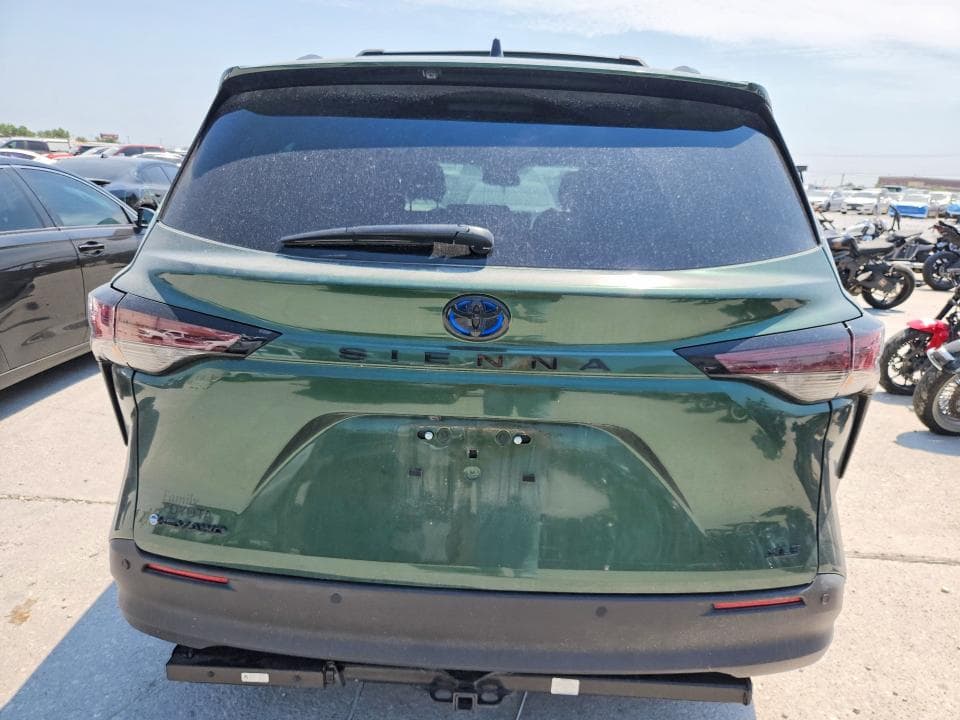 2025 TOYOTA SIENNA WOODLAND EDITION 6