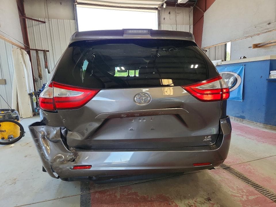 2018 TOYOTA SIENNA LE 6