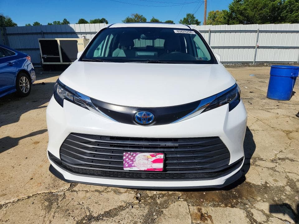 2022 TOYOTA SIENNA LE 5