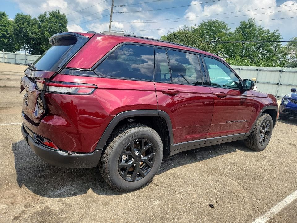 2025 JEEP GRAND CHEROKEE LAREDO 3