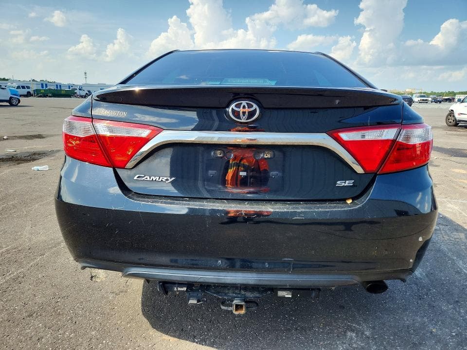 2017 TOYOTA CAMRY SE 6