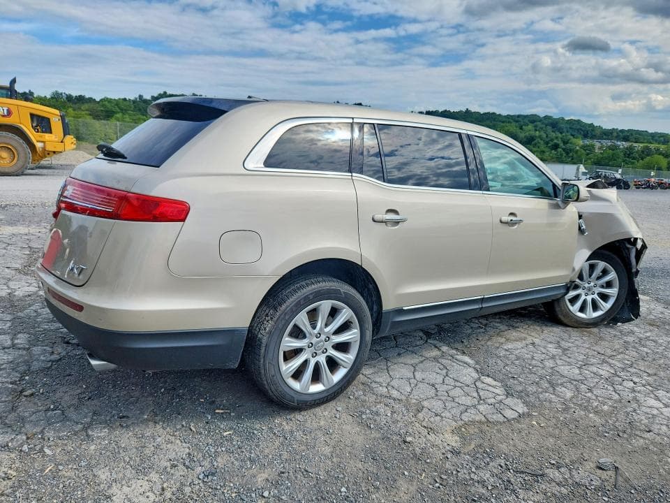 2017 LINCOLN MKT 3