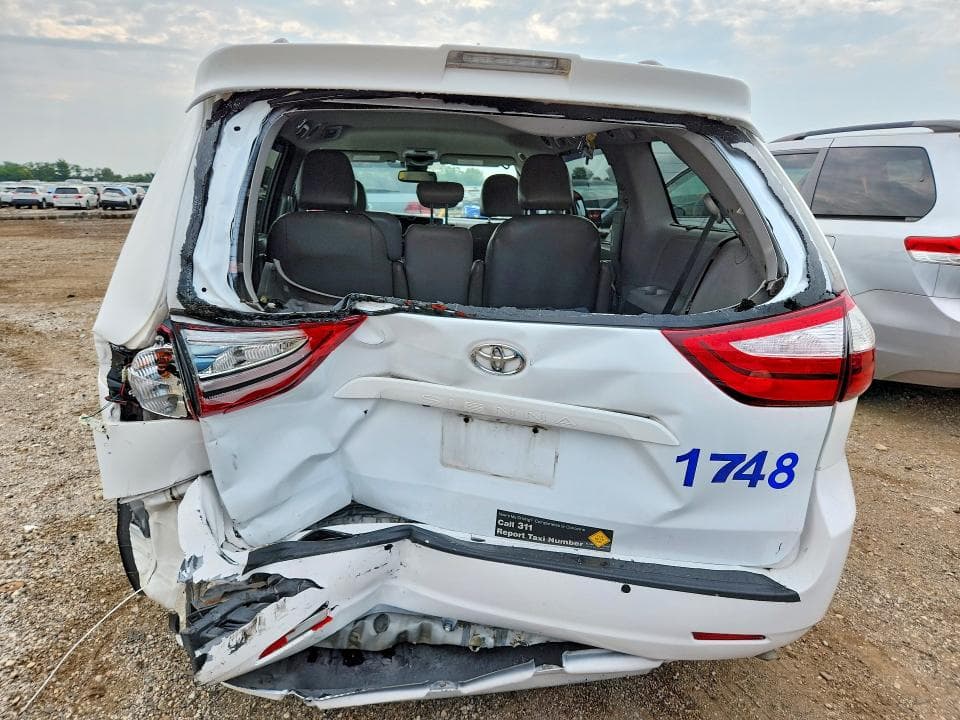 2019 TOYOTA SIENNA LE 6