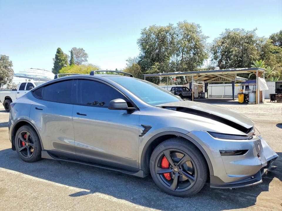 2026 TESLA MODEL Y 4