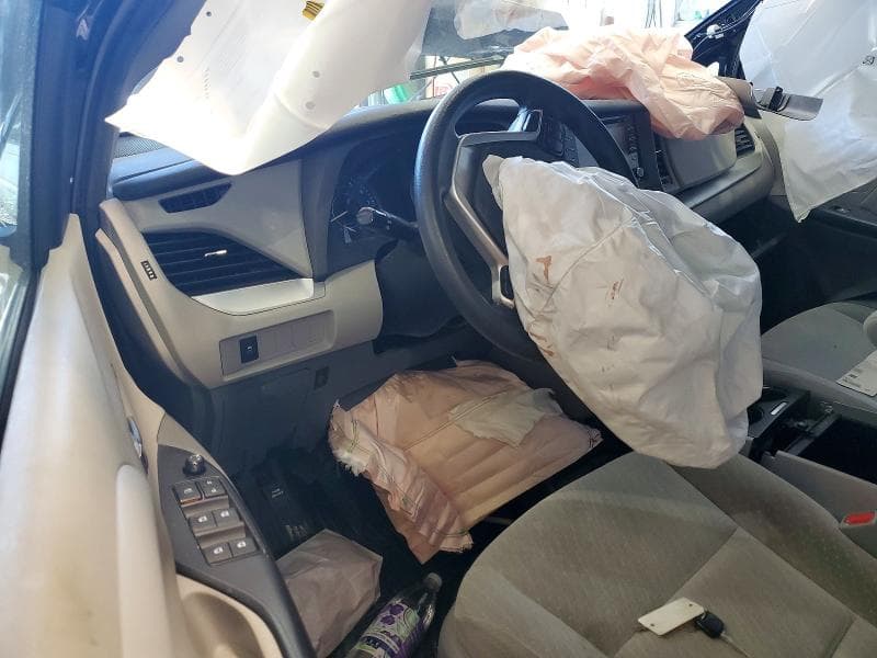 2020 TOYOTA SIENNA LE 8