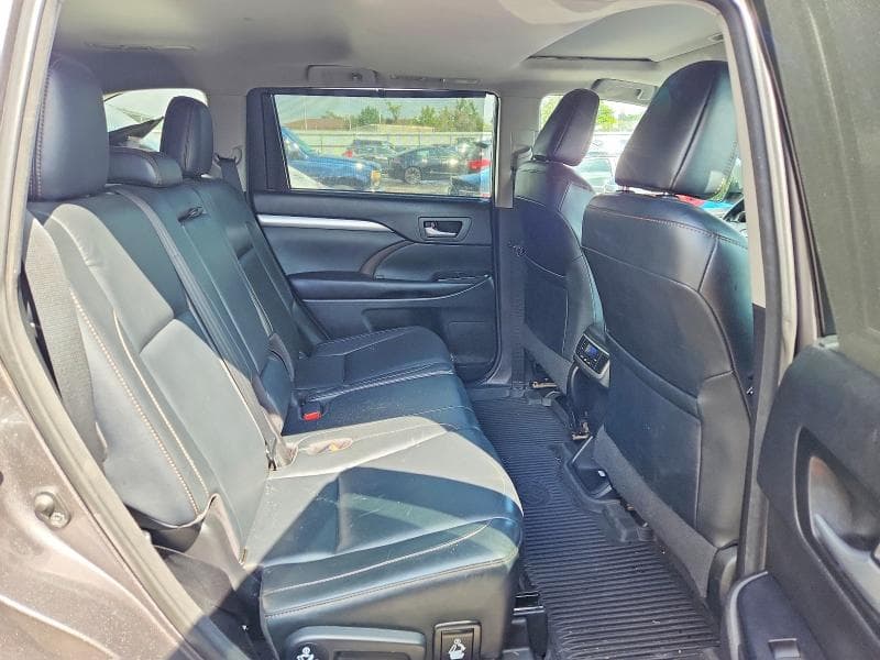 2017 TOYOTA HIGHLANDER XLE 11