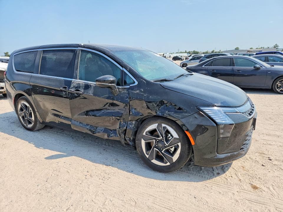 2027 CHRYSLER PACIFICA LIMITED 4