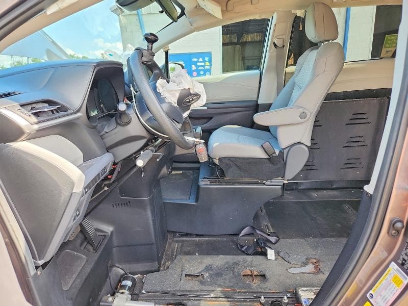2021 TOYOTA SIENNA LE 7