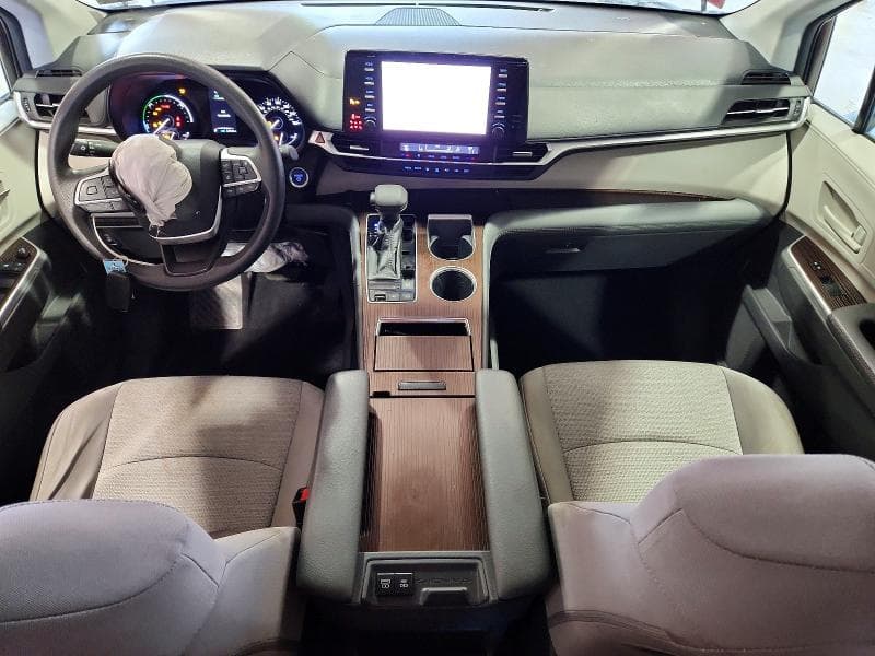 2021 TOYOTA SIENNA LE 8
