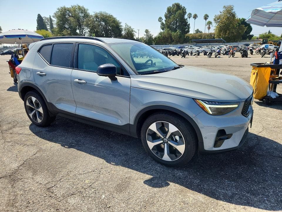2026 VOLVO XC40 PLUS 4