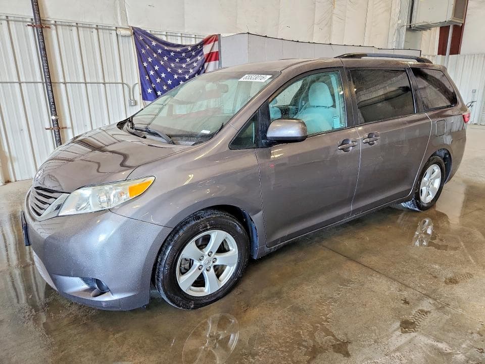 2017 TOYOTA SIENNA LE - 1
