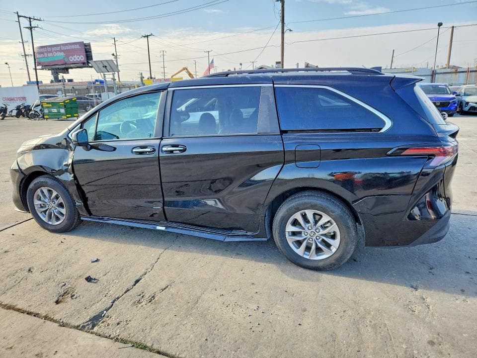 2024 TOYOTA SIENNA XLE 2