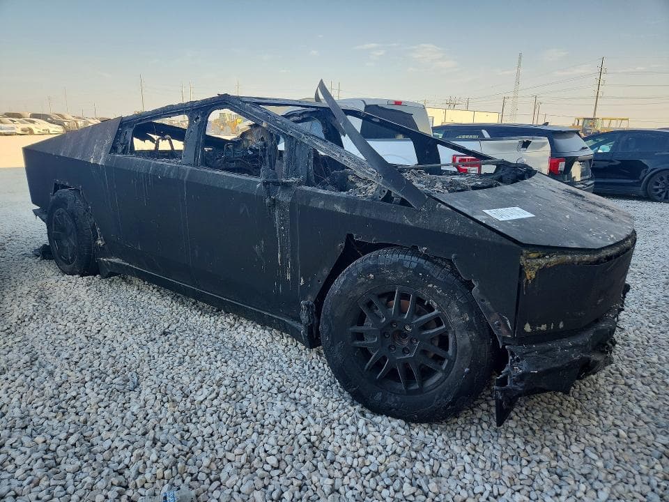 2025 TESLA CYBERTRUCK 4
