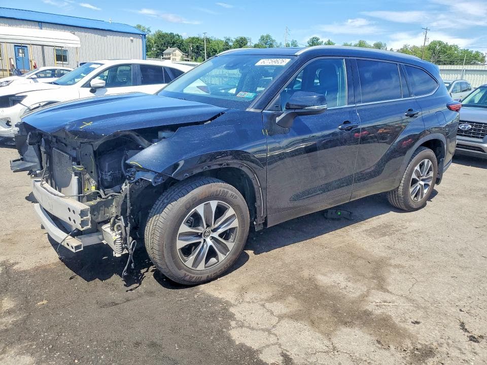 2022 TOYOTA HIGHLANDER XLE - 1