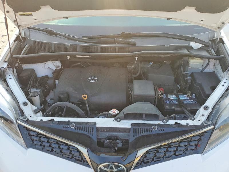 2018 TOYOTA SIENNA SE PREMIUM 8-PASSENGER 12