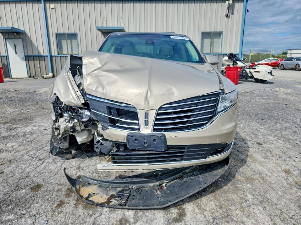 2017 LINCOLN MKT 5