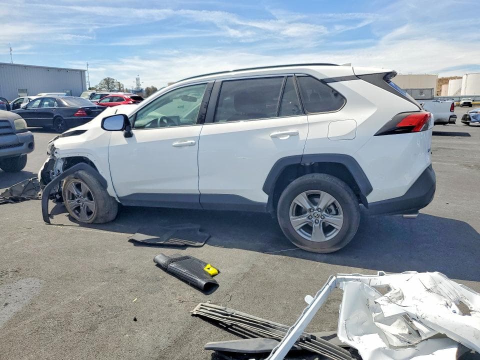 2022 TOYOTA RAV4 XLE 2