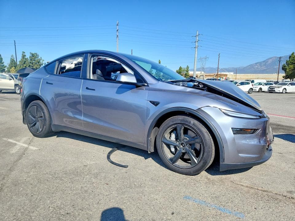 2026 TESLA MODEL Y 4
