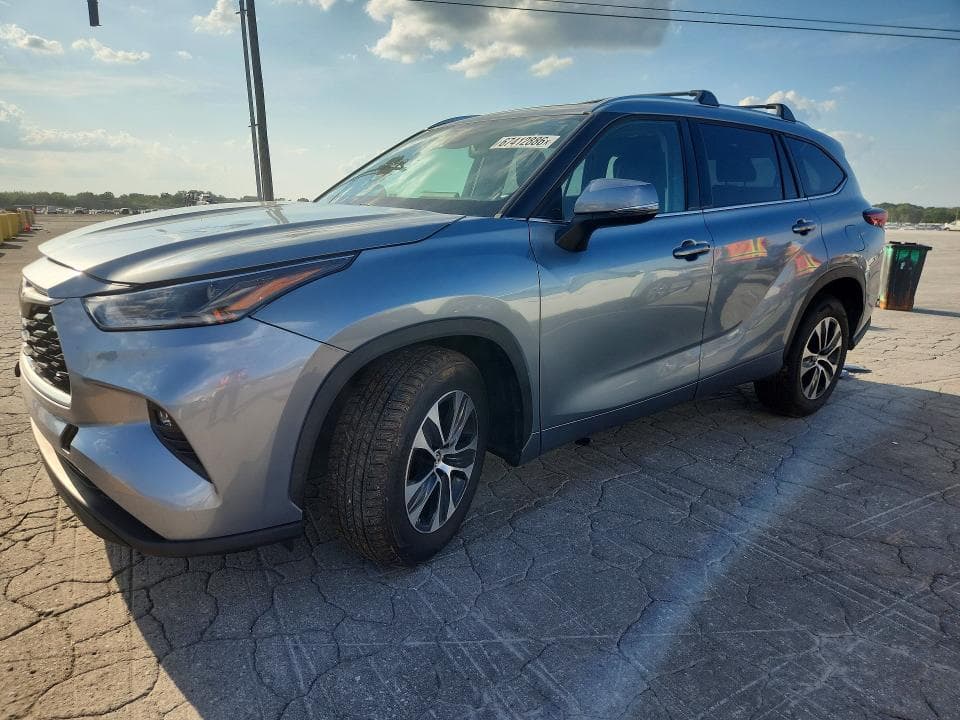 2021 TOYOTA HIGHLANDER XLE - 1