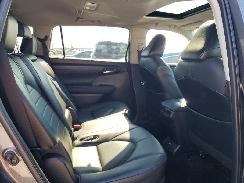 2021 TOYOTA HIGHLANDER XLE 11