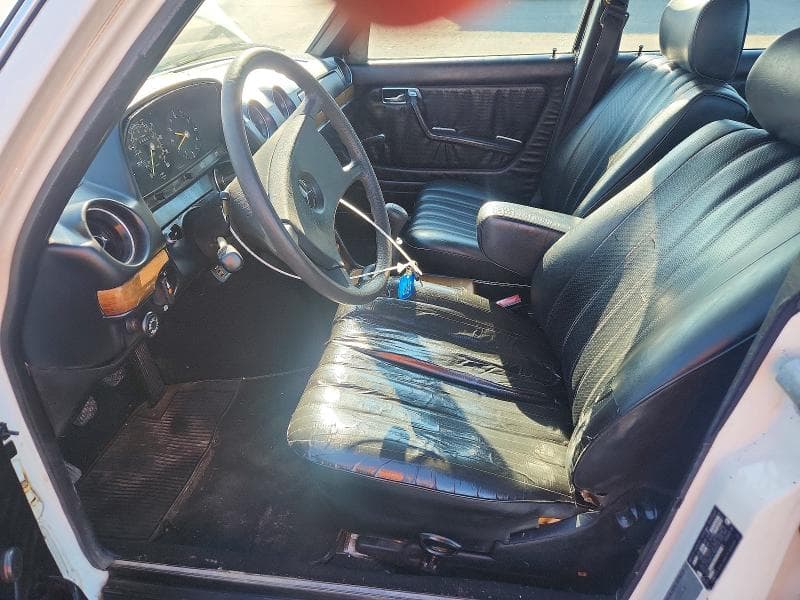 1982 MERCEDES-BENZ 240 D 7