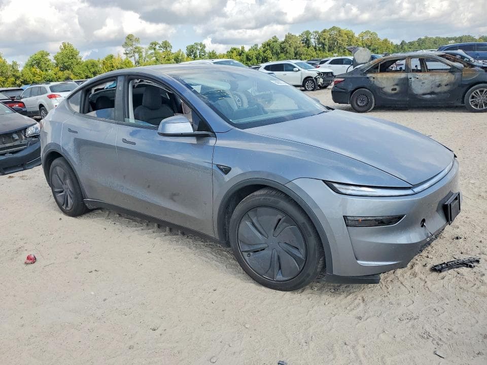 2026 TESLA MODEL Y 4