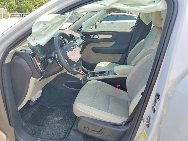2020 VOLVO XC40 T4 MOMENTUM 7