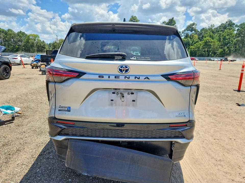 2022 TOYOTA SIENNA XSE 6