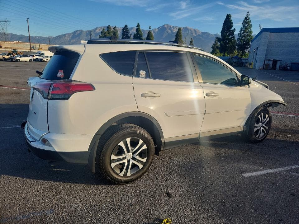 2018 TOYOTA RAV4 LE 3