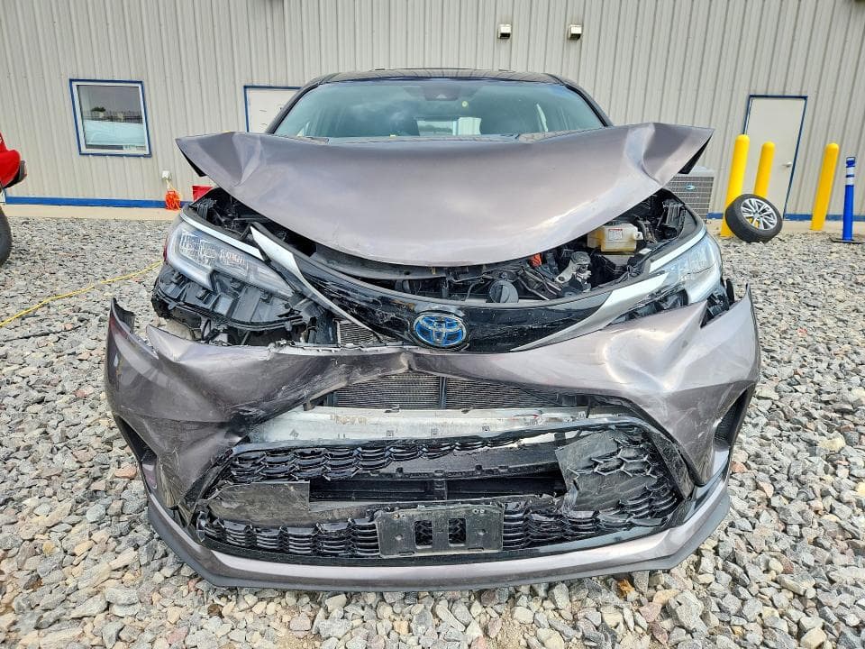 2022 TOYOTA SIENNA XSE 5