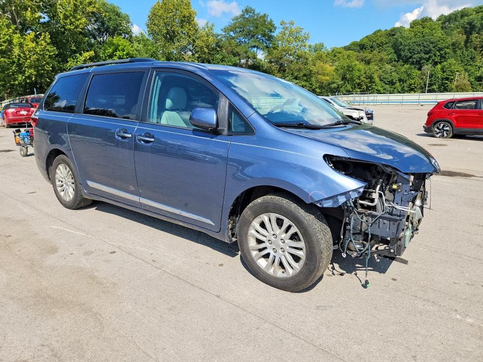 2017 TOYOTA SIENNA XLE 8-PASSENGER 4