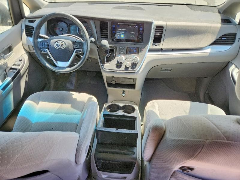 2017 TOYOTA SIENNA LE 8