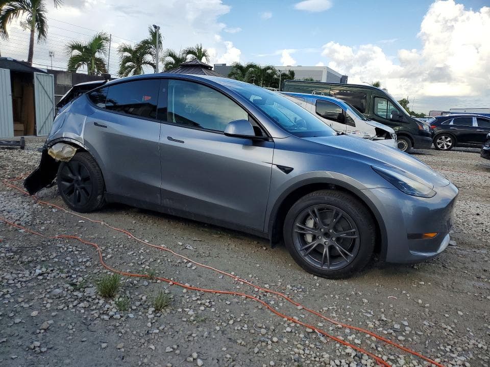 2025 TESLA MODEL Y 4