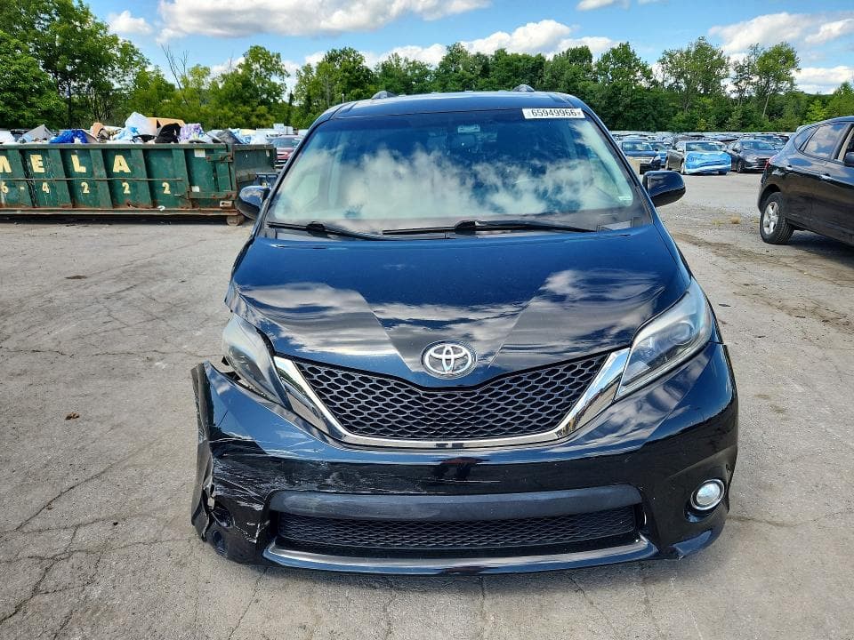 2017 TOYOTA SIENNA SE 5