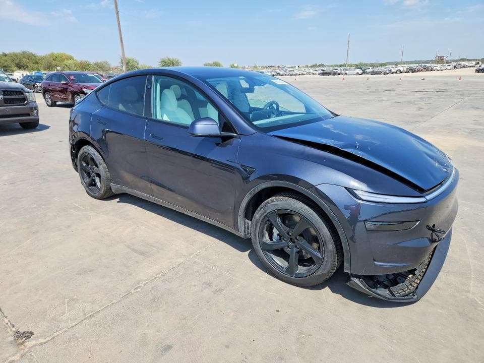 2026 TESLA MODEL  Y 4