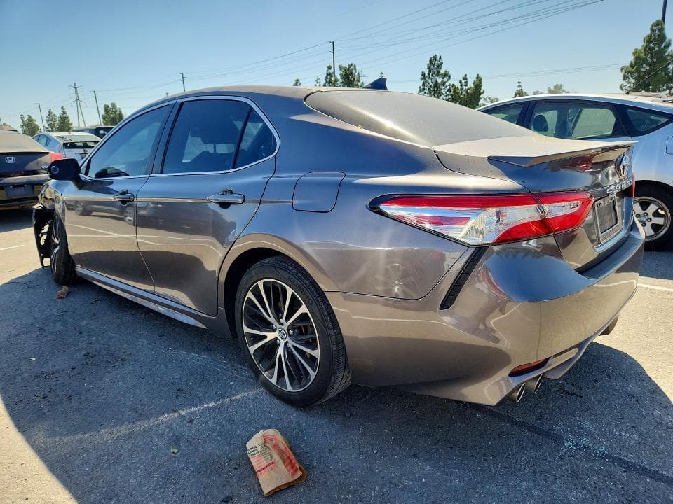 2020 TOYOTA CAMRY SE 2