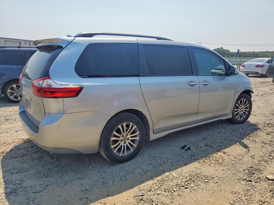 2020 TOYOTA SIENNA XLE 8-PASSENGER 3