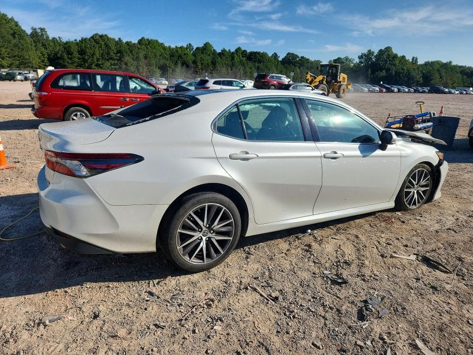 2023 TOYOTA CAMRY XLE 3