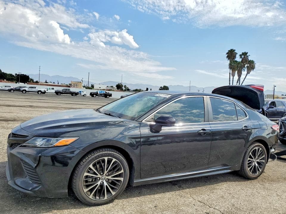 2018 TOYOTA CAMRY SE - 1