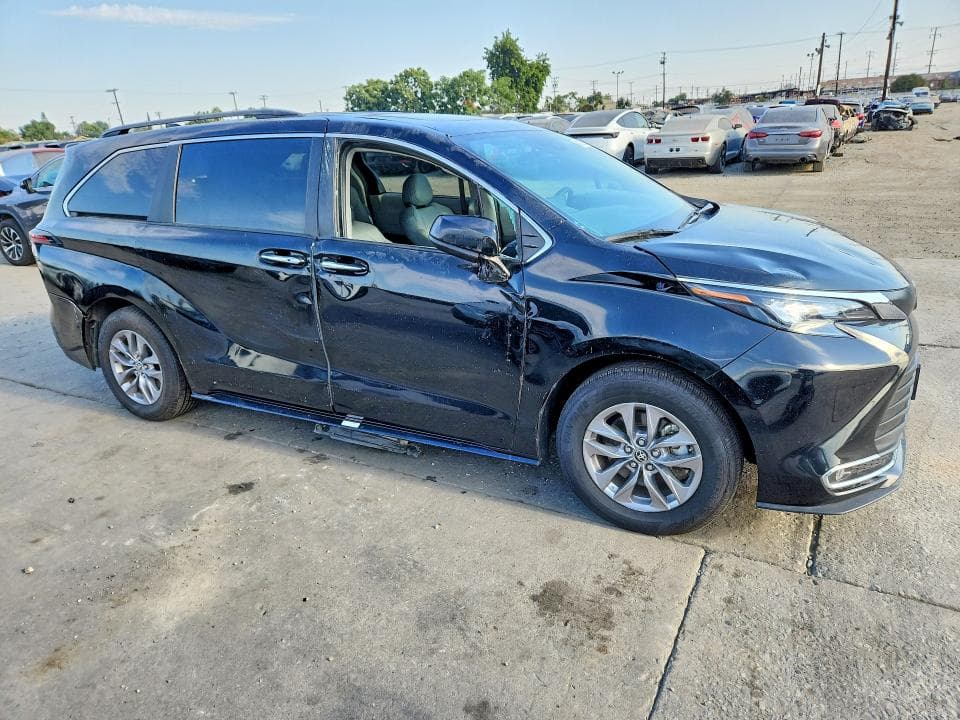 2024 TOYOTA SIENNA XLE 4