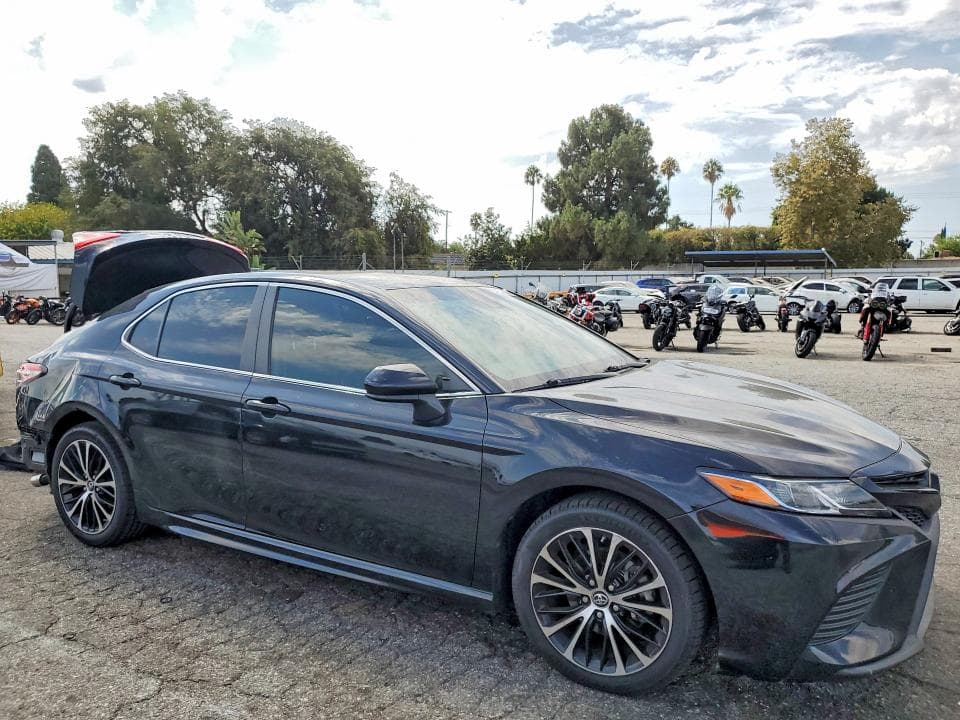 2018 TOYOTA CAMRY SE 4
