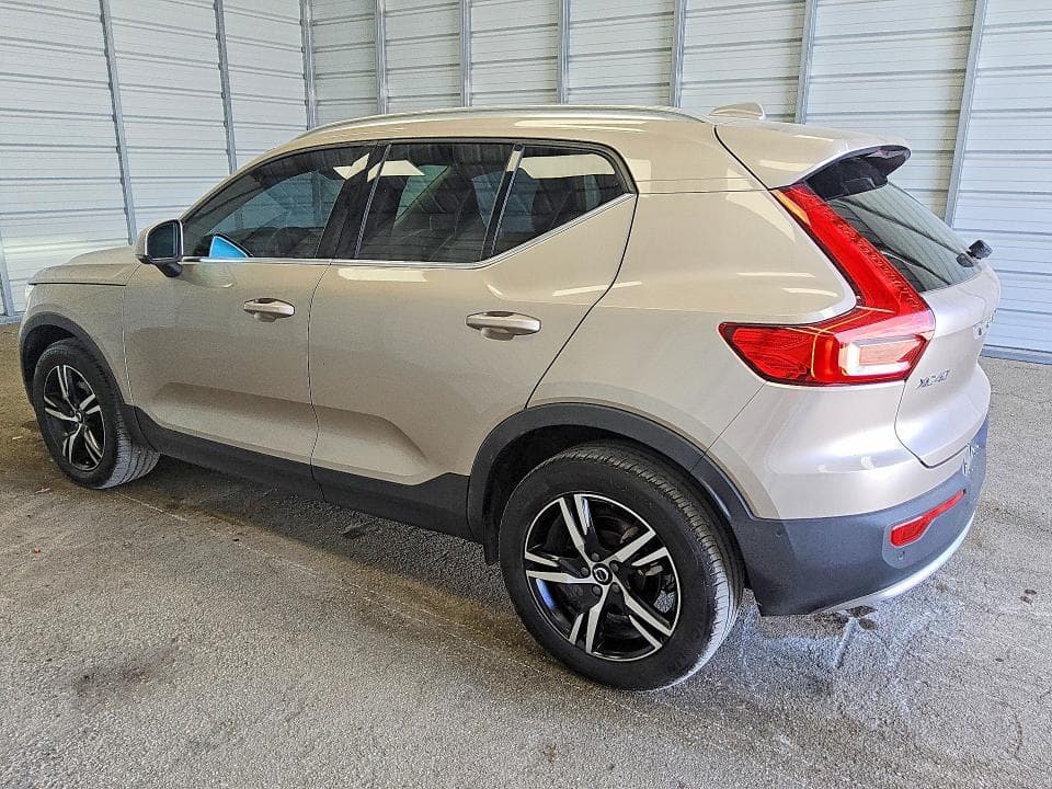 2023 VOLVO XC40 PLUS 2