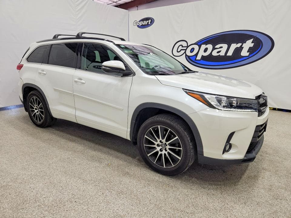 2017 TOYOTA HIGHLANDER SE 4