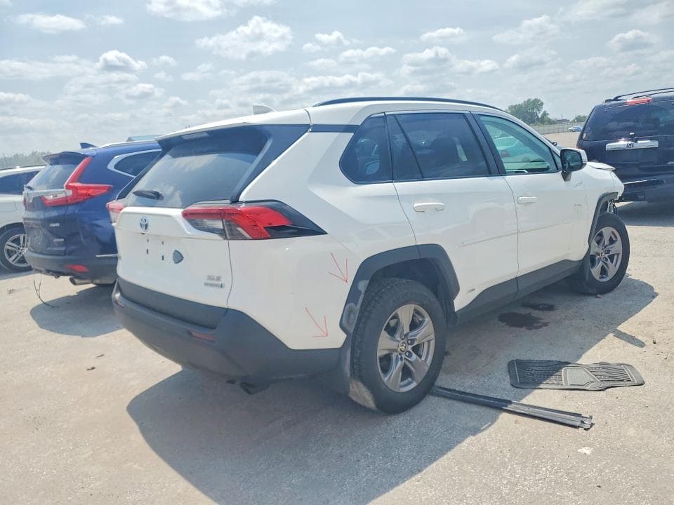 2022 TOYOTA RAV4 XLE 3