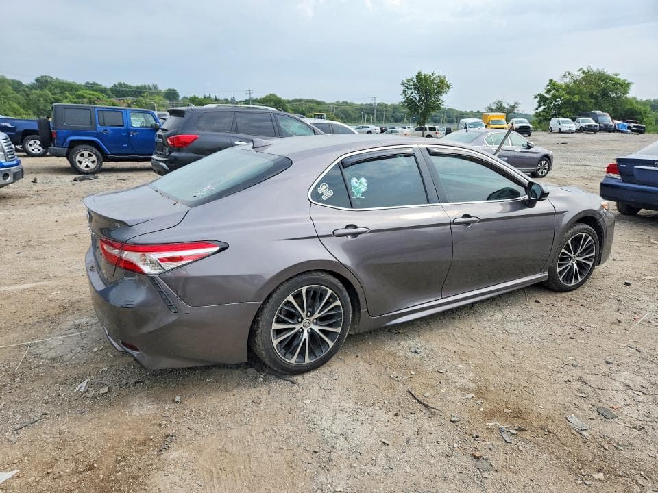 2020 TOYOTA CAMRY SE 3